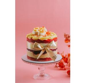 Bolo naked Red velvet com Ninho e Frutas vermelhas