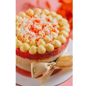 Bolo gelado RED VELVET COM NINHO E FRUTAS VERMELHAS