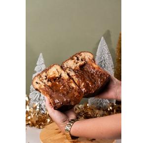 Chocotone com Caramelo Salgado, Castanha caramelizada e Chocolate meio amargo.